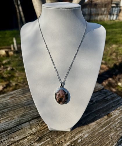 Nyaklánc rodonit medállal (nemesacél)
